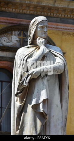 La statue de Dante Alighieri dans la Piazza dei Signori square, Vérone, Vénétie, Italie, italienne ( Durante degli Alighieri Dante Alighieri - ou simplement Dante 1265 - 1321 a été un grand poète italien de la fin du Moyen Âge. Sa Divine Comédie, initialement appelé Comedìa (italien moderne : Commedia) et plus tard baptisé Divina par Giovanni Boccaccio, est largement considéré comme le plus important poème du Moyen Âge et le plus grand travail littéraire en langue italienne ) Banque D'Images