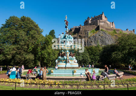 Avis de Ross après rénovation de la fontaine dans les jardins de Princes Street avec le Château d'Édimbourg à l'arrière, Ecosse, Royaume-Uni Banque D'Images