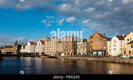 Soirée soleil d'été sur la rive au bord de l'eau de Leith à Leith, Édimbourg, Écosse, Royaume-Uni Banque D'Images