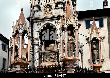 L'Arche Scaligere Scaliger Tombs () est un groupe de cinq monuments funéraires gothique à Vérone, Italie, la célébration de la famille Scaliger, qui a régné à Vérone à partir de la 13e à la fin du 14ème siècle. Italie Italien Banque D'Images