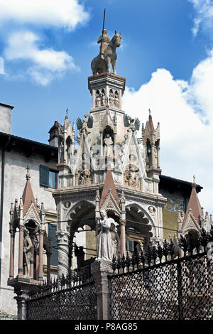 L'Arche Scaligere Scaliger Tombs () est un groupe de cinq monuments funéraires gothique à Vérone, Italie, la célébration de la famille Scaliger, qui a régné à Vérone à partir de la 13e à la fin du 14ème siècle. Italie Italien Banque D'Images