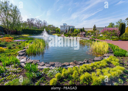 Un flot de touristes sur le ciel transparent dans le parc en admirant la fontaine dans l'étang . Pour votre conception Banque D'Images