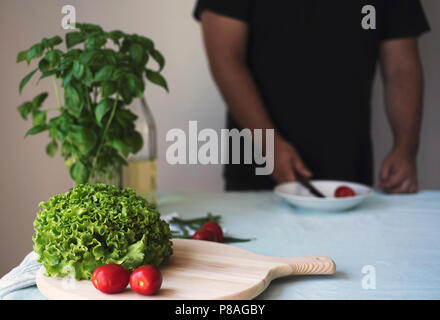 Jeune homme sain cuisine végétarienne à l'intérieur. Cuisine Italienne, saine alimentation, concept detox Banque D'Images