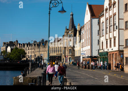 Soirée soleil d'été sur la rive au bord de l'eau de Leith à Leith, Édimbourg, Écosse, Royaume-Uni Banque D'Images