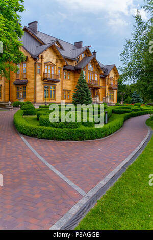 Belle cour intérieure propre avec des buissons de buis taillés en face d'une grande maison en bois. Mezhygirya Kiev, Ukraine . Pour votre conception Banque D'Images