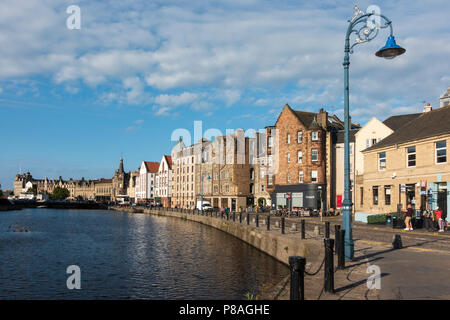 Soirée soleil d'été sur la rive au bord de l'eau de Leith à Leith, Édimbourg, Écosse, Royaume-Uni Banque D'Images