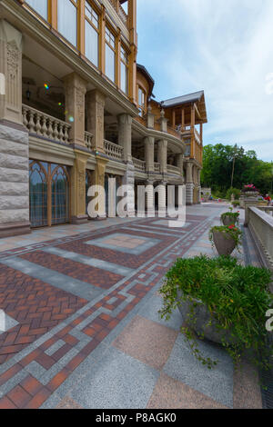 Un balcon avec colonnes majestueuses dans un maison sur la grande hauteur à proximité d'un magnifique parc. Mezhigirya. L'Ukraine . Pour votre conception Banque D'Images