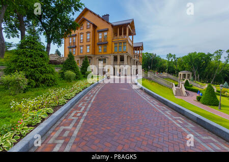 L'allée est décoré par les hôtes conduisant à une belle et grande maison en bois avec un balcon. Petrivtsi Novi, l'Ukraine . Pour votre conception Banque D'Images