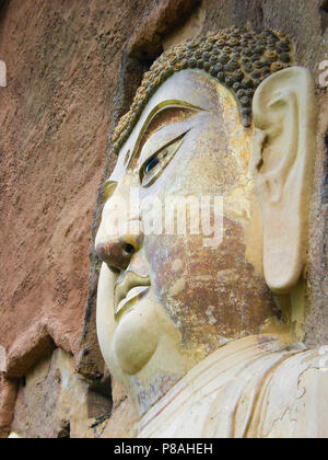 Statue de Bouddha en pierre au Maijishan grottes dans le Gansu, en Chine. Banque D'Images