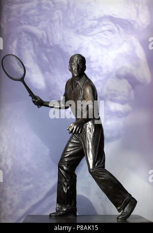 La statue de Fred Perry dans la propriété le huitième jour du tournoi de Wimbledon à l'All England Lawn Tennis et croquet Club, Wimbledon. Banque D'Images