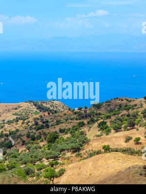 L'été pittoresque vue mer et l'île de Sicile dans loin de mountain hills à Motta San Giovanni périphérie, Reggio Calabria, Italie. Banque D'Images