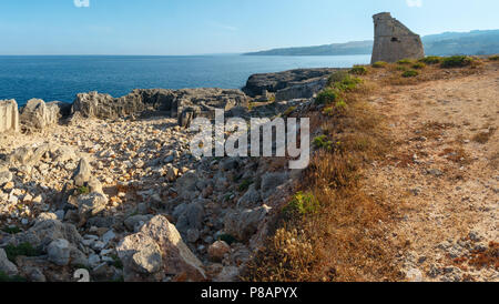 Torre di Porto Miggiano à Santa Cesarea Terme, ruines de la mer Adriatique, la côte du Salento Puglia, Italie. Banque D'Images