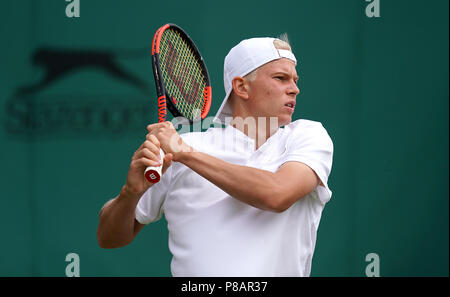 Anton Matoucewitch en action le huitième jour du tournoi de Wimbledon à l'All England Lawn Tennis et croquet Club, Wimbledon. ASSOCIATION DE PRESSE Photo. Photo date : mardi 10 juillet 2018. Voir l'histoire de Wimbledon TENNIS PA. Crédit photo doit se lire : John Walton/PA Wire. RESTRICTIONS : un usage éditorial uniquement. Pas d'utilisation commerciale sans l'accord préalable écrit de l'. PROFILS TÊTES L'utilisation de l'image fixe seulement - pas d'images en mouvement pour émuler la diffusion. Pas de superposition ou l'enlèvement de parrain/ad logos. Appelez le  +44 (0)1158 447447 pour de plus amples informations. Banque D'Images