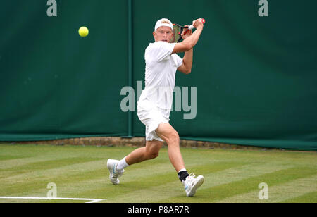 Anton Matoucewitch en action le huitième jour du tournoi de Wimbledon à l'All England Lawn Tennis et croquet Club, Wimbledon. Banque D'Images