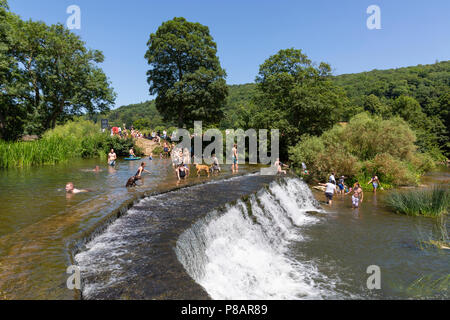 BATH, Royaume-Uni - 30 juin 2018 : les personnes bénéficiant d'une chaude journée à nager à Warleigh Weir, un populaire lieu de baignade sauvage près de Claverton dans le Somerset. L'été, il Banque D'Images