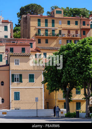 Maisons près du port, Rio Marina, l'île d'Elbe, de la Région Toscane, province de Livourne, Italie, Europe Banque D'Images