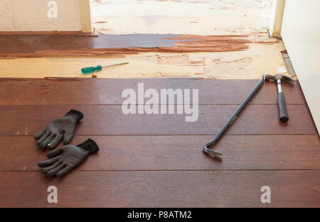 Briser un plancher en bois massif dans une maison Banque D'Images