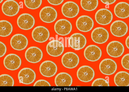 Beaucoup d'oranges juteuses se trouvent sur la surface de couleur. Fond orange. Banque D'Images