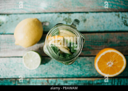 Des jus d'agrumes ou limonade ou mojito dans un bocal sur une surface en bois Banque D'Images