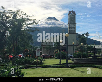 Le Parque de La Fortuna avec une église est le centre de la ville de La Fortuna, Costa Rica. Le Volcan Arenal est un point touristique au Costa Rica. Banque D'Images