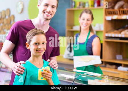 L'achat de fromage à l'encontre de la famille Banque D'Images