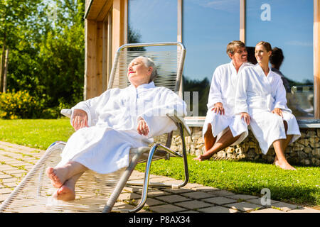 Les gens se détendre sur une aire de repos de sauna Banque D'Images