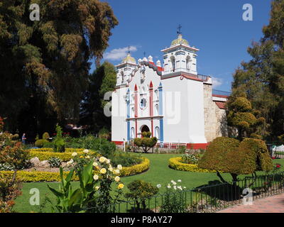 SANTA MARIA DEL TULE, AMÉRIQUE DU NORD MEXIQUE sur février 2018 : Santa Maria de la Asunción l'église et au cyprès de Montezuma ville mexicaine à l'état de Banque D'Images