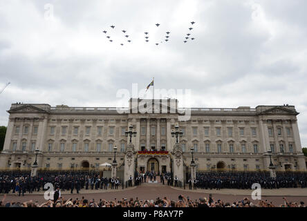 RAF 22 typhons former le numéro 100 comme ils volent en formation au palais de Buckingham à Londres à l'occasion du centenaire de la Royal Air Force. Banque D'Images