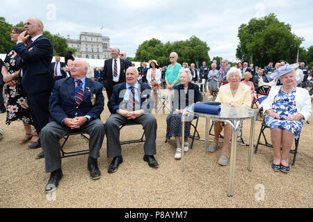 Regarder un défilé des anciens combattants de la RAF de 100 avions de la RAF sur Buckingham Palace, Londres, pour marquer le centenaire de la Royal Air Force. Banque D'Images