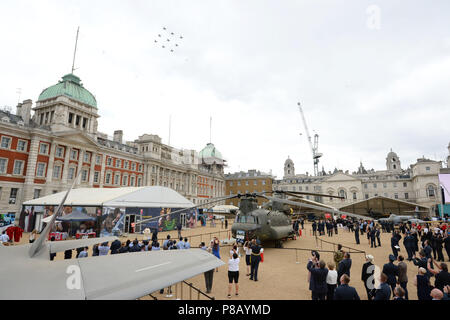 Regarder un défilé des anciens combattants de la RAF de 100 avions de la RAF sur Buckingham Palace, Londres, pour marquer le centenaire de la Royal Air Force. Banque D'Images