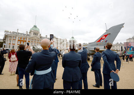 Regarder un défilé des anciens combattants de la RAF de 100 avions de la RAF sur Buckingham Palace, Londres, pour marquer le centenaire de la Royal Air Force. Banque D'Images