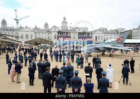 Regarder un défilé des anciens combattants de la RAF de 100 avions de la RAF sur Buckingham Palace, Londres, pour marquer le centenaire de la Royal Air Force. Banque D'Images