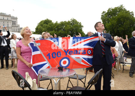 Regarder un défilé des anciens combattants de la RAF de 100 avions de la RAF sur Buckingham Palace, Londres, pour marquer le centenaire de la Royal Air Force. Banque D'Images