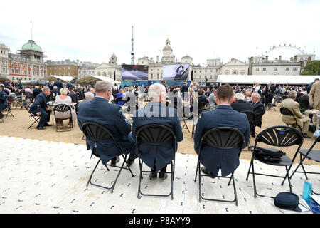 Regarder un défilé des anciens combattants de la RAF de 100 avions de la RAF sur Buckingham Palace, Londres, pour marquer le centenaire de la Royal Air Force. Banque D'Images