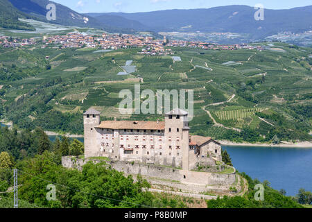 Voir à Cles Château et le lac de Santa Giustina sur la vallée de Non, Dolomites, Italie Banque D'Images