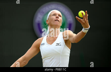 Camila Giorgi sert le huitième jour du tournoi de Wimbledon à l'All England Lawn Tennis et croquet Club, Wimbledon. ASSOCIATION DE PRESSE Photo. Photo date : mardi 10 juillet 2018. Voir l'histoire de Wimbledon TENNIS PA. Crédit photo doit se lire : Nigel Français/PA Wire. RESTRICTIONS : un usage éditorial uniquement. Pas d'utilisation commerciale sans l'accord préalable écrit de l'. PROFILS TÊTES L'utilisation de l'image fixe seulement - pas d'images en mouvement pour émuler la diffusion. Pas de superposition ou l'enlèvement de parrain/ad logos. Appelez le  +44 (0)1158 447447 pour de plus amples informations. Banque D'Images