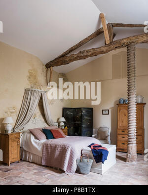 Presse à Huile ancien en chêne dans la chambre à coucher principale avec un mobilier en bois et de paravent Banque D'Images