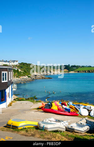 Vue sur le port et le littoral à Portscatho, Cornwall, UK sur un beau matin d'été. Portscatho est une station balnéaire familiale populaire destination de vacances. Banque D'Images