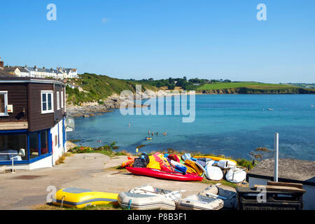 Vue sur le port et le littoral à Portscatho, Cornwall, UK sur un beau matin d'été. Portscatho est une station balnéaire familiale populaire destination de vacances. Banque D'Images