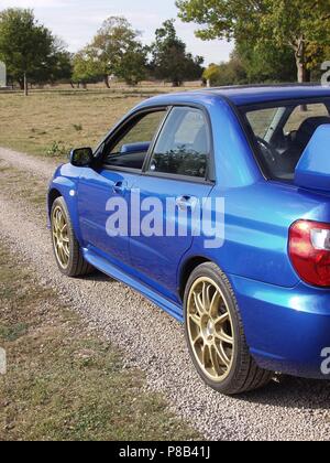 Subaru Impreza WRX STI dans WR Blue Pearl couleur avec Alloy Wheels - montrant l'arrière et de côté Banque D'Images