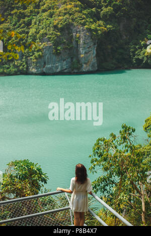 Vue arrière de l'île rocky woman au Parc National d'Ang Thong, Ko Samui, Thaïlande Banque D'Images