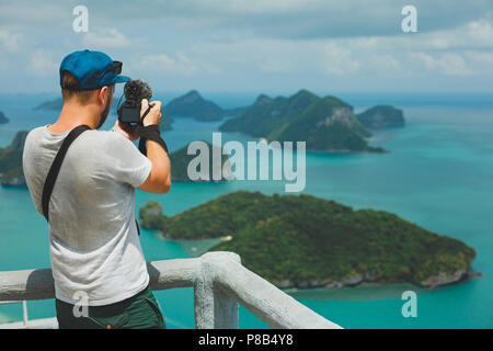 Vue arrière de l'appareil photo avec vidéo de tir d'îles dans l'océan au Parc National d'Ang Thong, Ko Samui, Thaïlande Banque D'Images