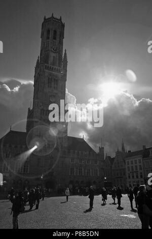 Le planeur Belfort gothique, ou tour du beffroi de l'Hallen domine le Markt, Bruges, Belgique. Version noir et blanc Banque D'Images