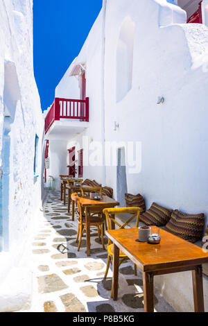 Vue sur la célèbre pictorial rues étroites de la ville de Mykonos à Mykonos island, Grèce Banque D'Images