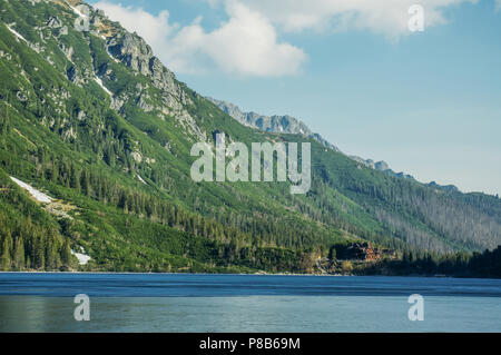 Vue sur Lac de montagne avec des arbres sur les pentes de la montagne au-dessus de l'eau, Morskie Oko, l'oeil de la mer, Parc National des Tatras, Pologne Banque D'Images