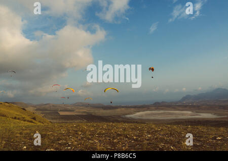 Paysage montagneux avec parachutistes volant dans le ciel, Crimea, Ukraine, mai 2013 Banque D'Images