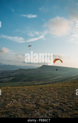 Paysage montagneux avec parachutistes volant dans le ciel, Crimea, Ukraine, mai 2013 Banque D'Images