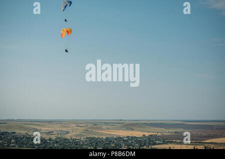 Paysage montagneux avec parachutistes volant dans le ciel, Crimea, Ukraine, mai 2013 Banque D'Images