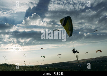 Paysage montagneux avec parachutistes volant dans le ciel, Crimea, Ukraine, mai 2013 Banque D'Images