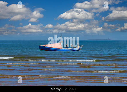 Bateau de pêche traditionnel avec coble à Blackpool avec Île Couquet à distance UK Juillet Banque D'Images